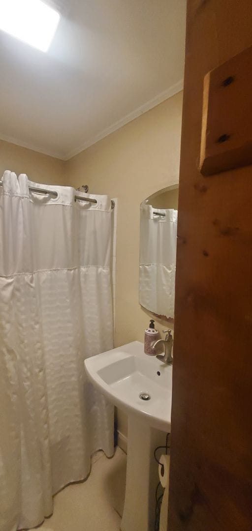 Building Photo - Large 4 Bedroom House On Hwy 105