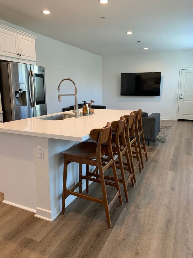 Building Photo - Beautiful Home 4bed/3 bath