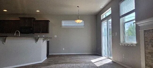 Building Photo - 544 SE Casting St