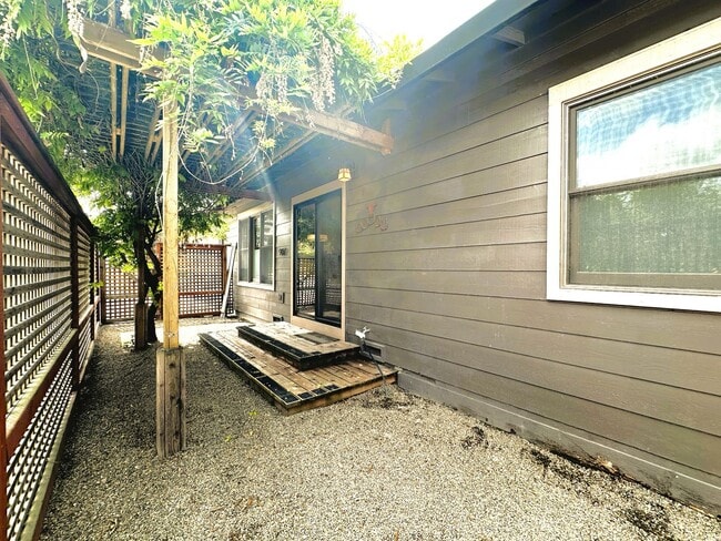 Building Photo - 907 Mustang Ct