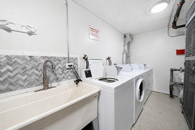 Building Photo - 4940 N Leonard Dr
