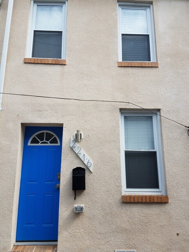Building Photo - Charming 2Bedroom/1.5Bath Townhome in Upper Fells Point!