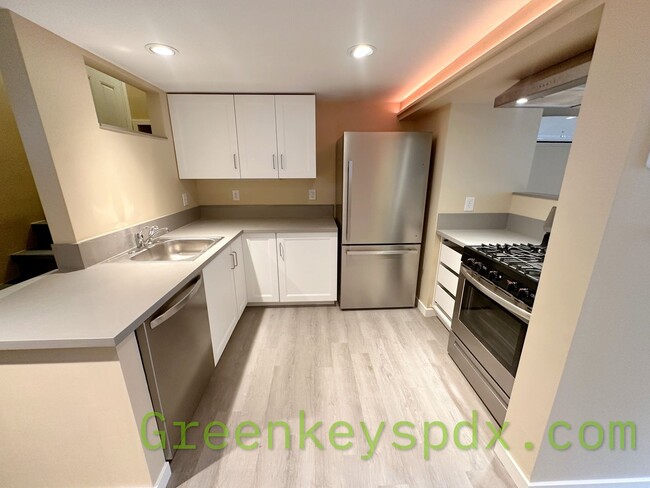 Building Photo - Clean and Move-In Ready!