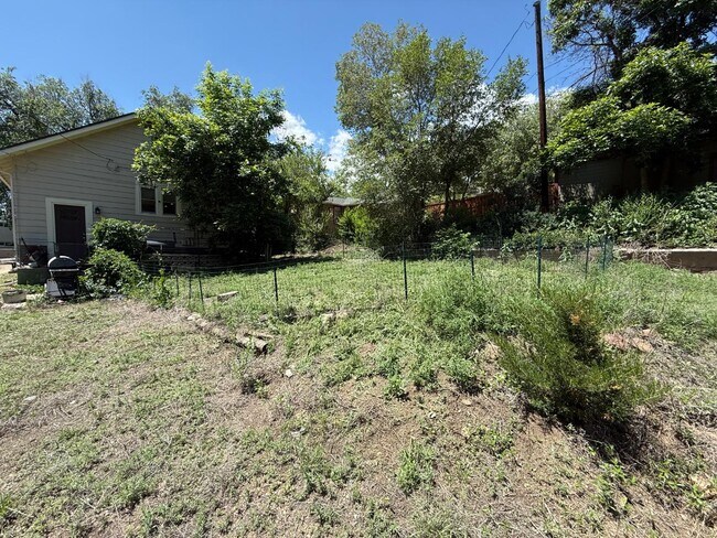 Building Photo - 618 W Pikes Peak Ave