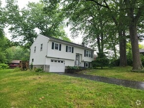 Building Photo - Beautiful 3-bedroom, 1.5-bathroom split-le...