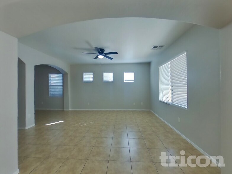 Building Photo - 3921 W Irwin Ave