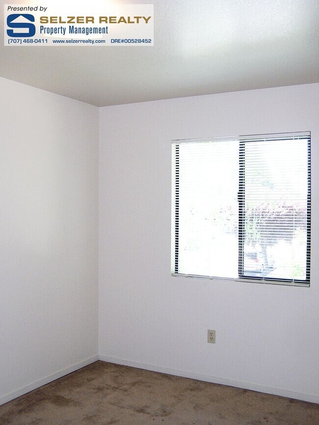 Building Photo - 890 S Orchard Ave