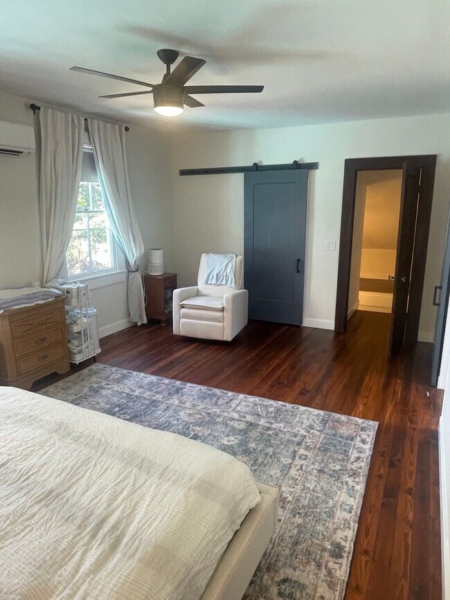 Building Photo - Gorgeous 3BD/2BA Single Family Home in Mid...