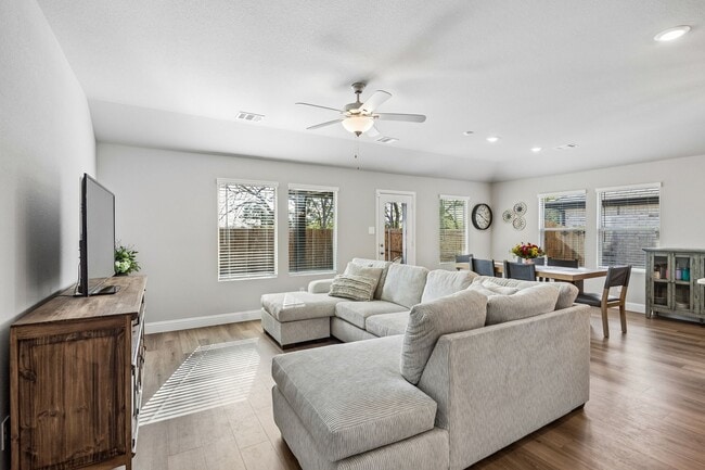 Building Photo - 1107 Emberwood Dr