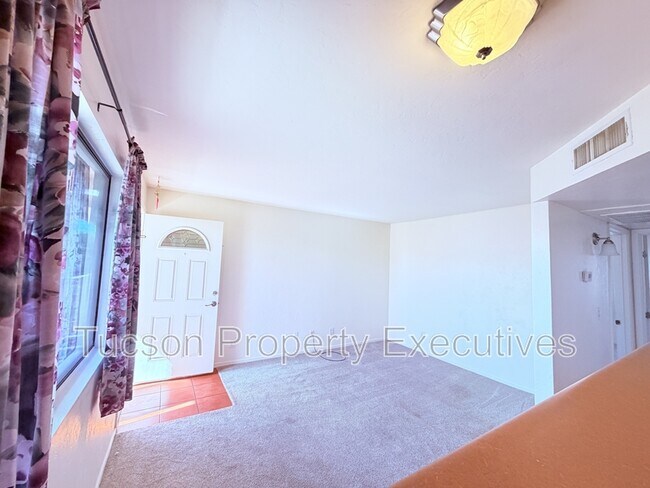 Building Photo - 455 W Kelso St