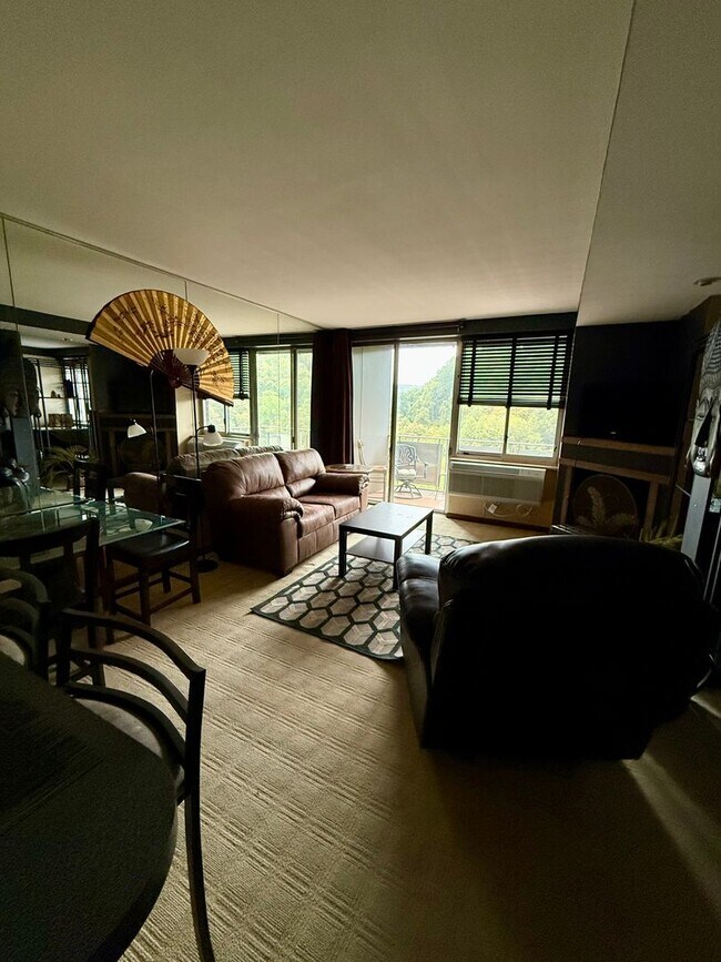 Building Photo - 1800 Roundhill Rd