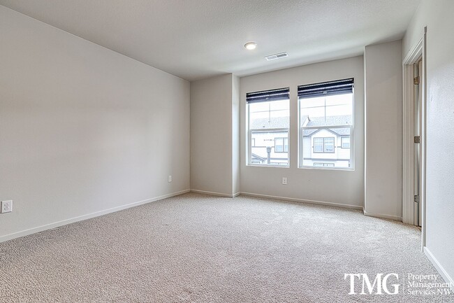 Building Photo - 3 Bed 2.5 Bath Townhome on a Corner Lot in...