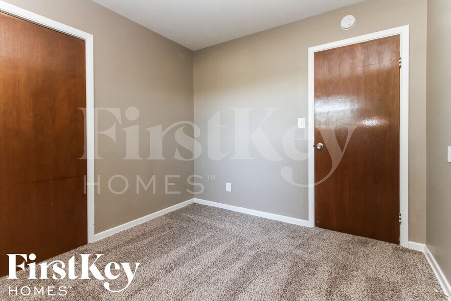 Building Photo - 2414 E Dudley Ave