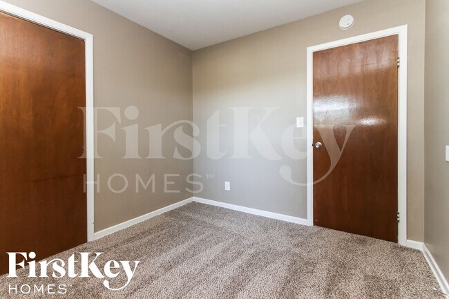 Building Photo - 2414 E Dudley Ave