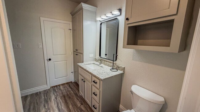 Building Photo - 5950 Hereford Dr