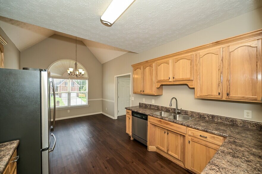 Building Photo - 1903 Champlain Dr