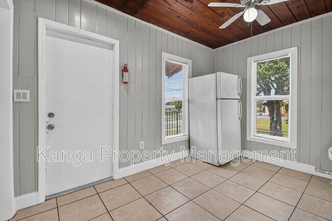 Building Photo - 887 7th St