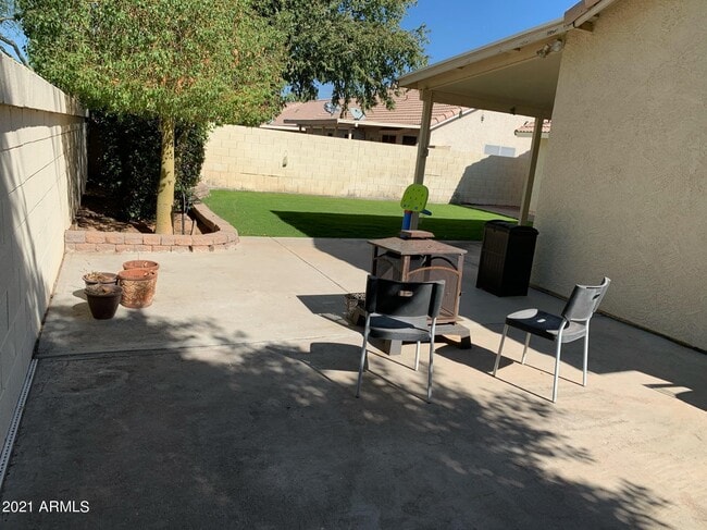 Building Photo - 1190 N Meadows Dr