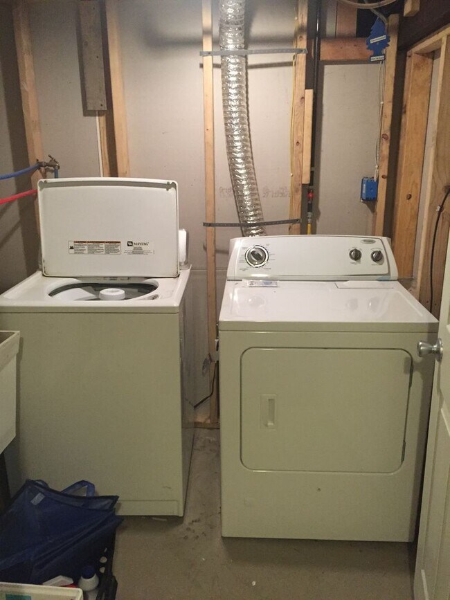 Building Photo - QUAINT 4 BEDROOM 2 BATHROOM PLUS OFFICE SPACE IN HEART OF OAKLAND