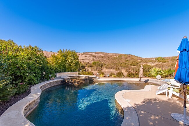 Building Photo - Luxury Living in this Stunning Pool Home!