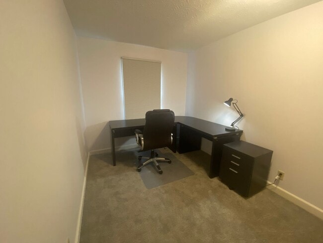 Building Photo - 3 Bedroom 2 bath TownHome