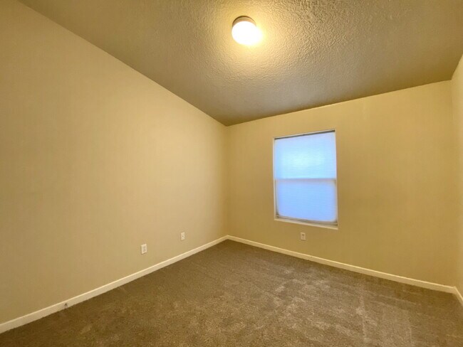 Building Photo - Spacious- 2 Living Rm/3BR/2Bath in Cabezon