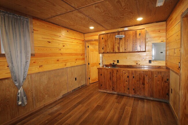 Building Photo - 900 Race Track Rd