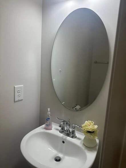 Building Photo - Room in Townhome on Poplar Leaf Way
