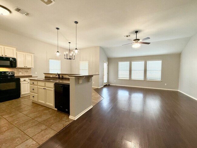 Building Photo - Great Family Home, Great Neighborhood