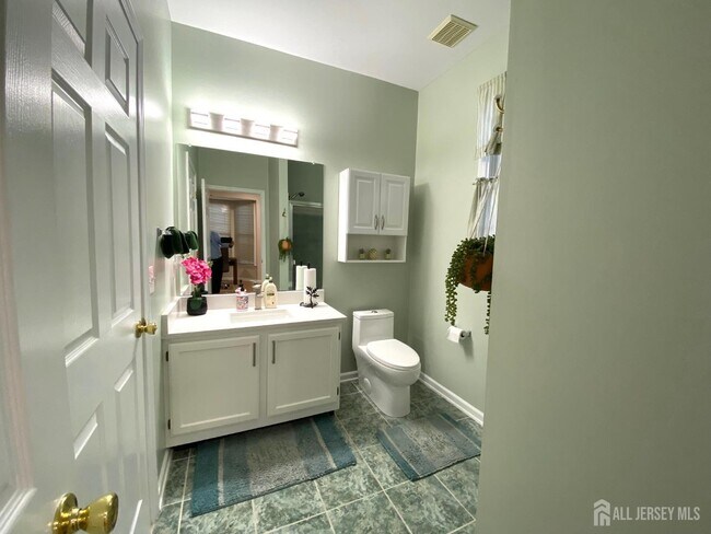 Building Photo - 2 Hampshire Pl