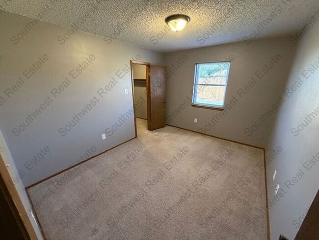 Building Photo - Spacious 3 bedrooms 2 baths home with 2 car garage