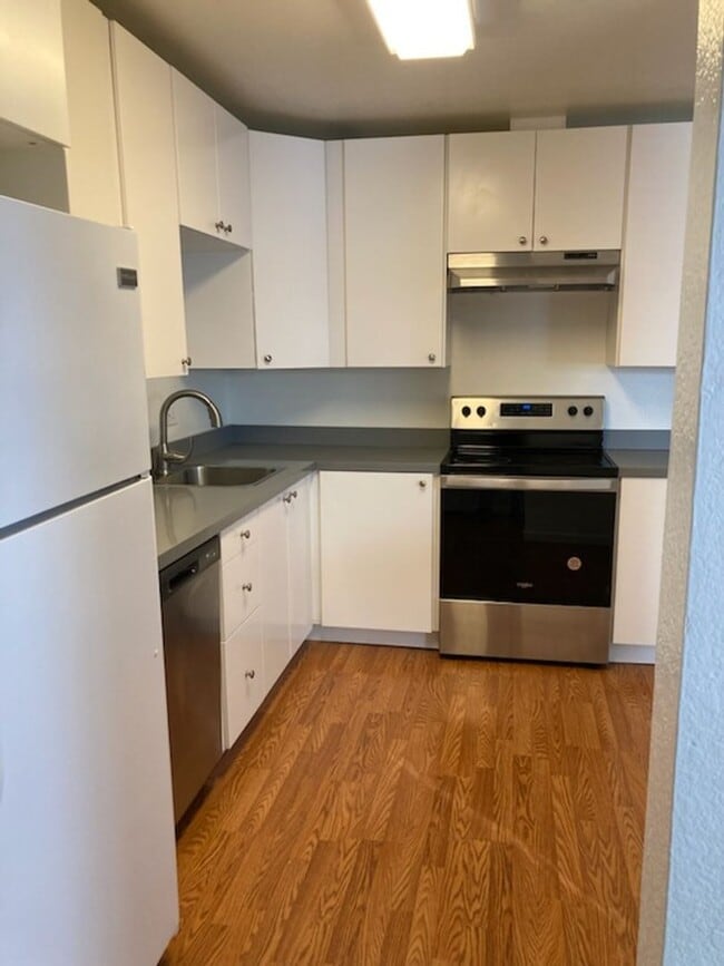 Building Photo - **Welcome Home, Available Now**