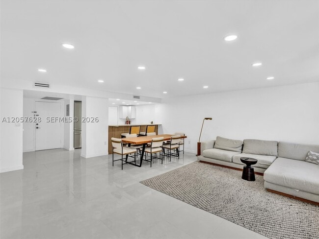 Building Photo - 10000 W Bay Harbor Dr