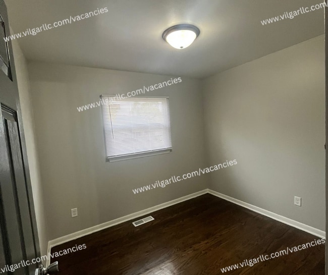 Building Photo - 3 Large Bedrooms • 1 Bathroom home in Gary...