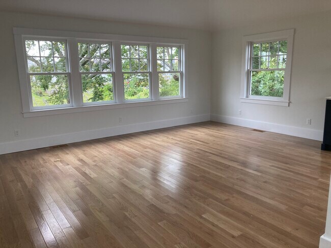 Livingroom - 114 Maplewood Ave