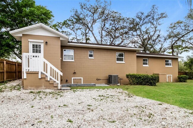 Building Photo - 701 Palm Springs Dr