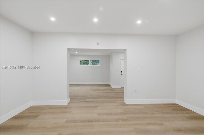 Building Photo - 14325 NE 8th Ave