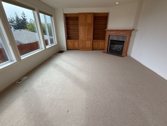 Building Photo - UPDATED CHAFFEY 4 BEDROOOM KINGSTON HOME FOR RENT WITH GREAT VIEWS!