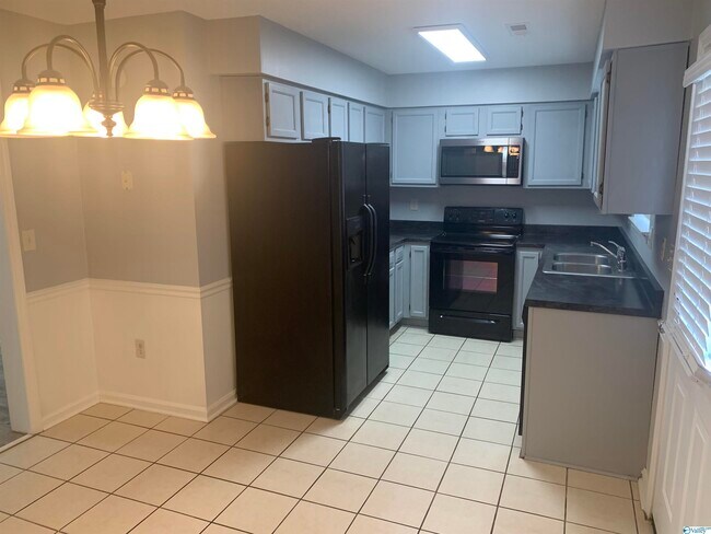 Building Photo - 11112 Memorial Pkwy SW