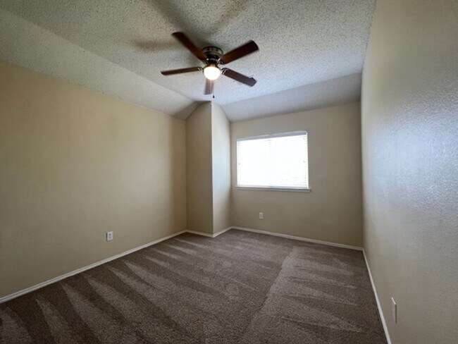 Building Photo - 4 bedroom, 2.5 bath home for lease!