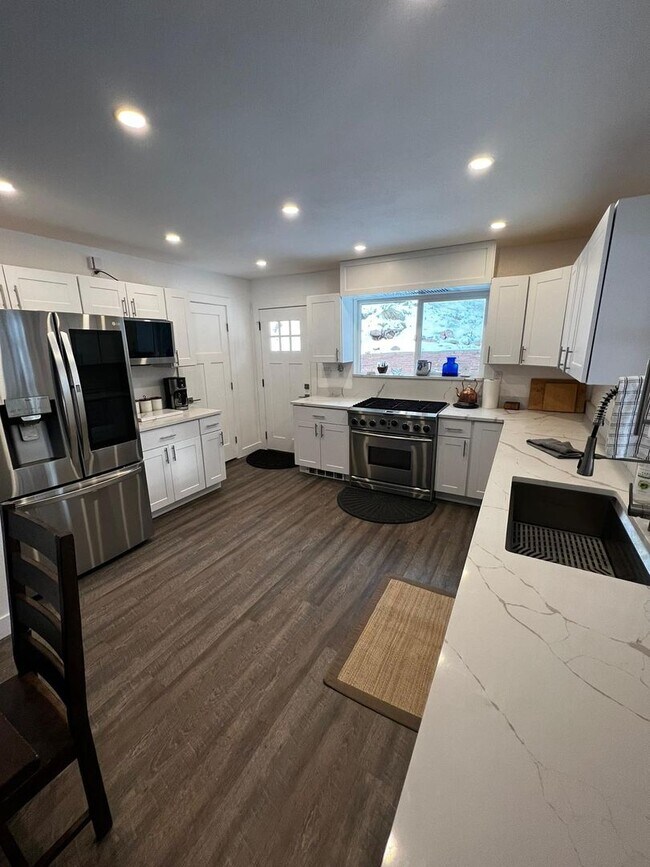 Building Photo - Spacious 4-bedroom + study home; Includes Hot tub and Pool Table - Avail. Now!