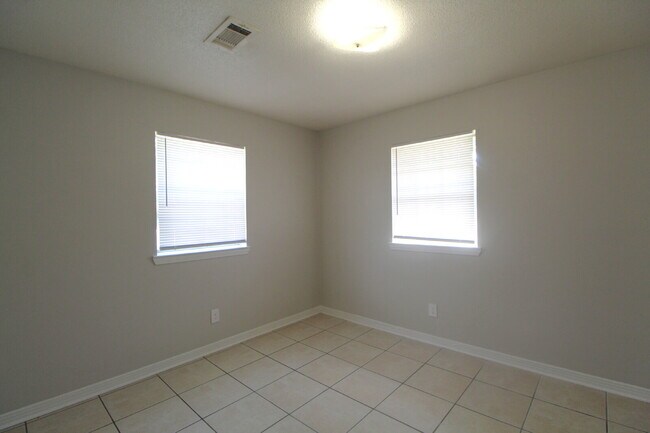Building Photo - North Pensacola Duplex Near UWF & I-10 – Ready for Immediate Move-In