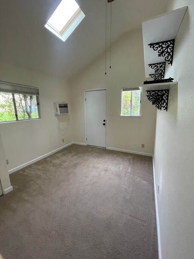 Building Photo - Quaint 2 Bedroom, 1 Bath House: Steps Away from Historic Old Town Auburn