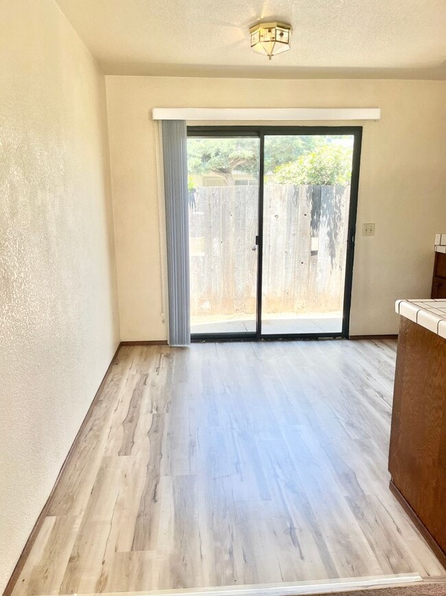 Building Photo - MUST SEE!! One Bedroom One Bath Duplex In ...