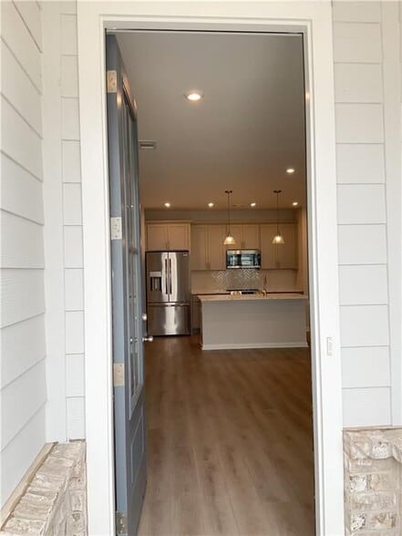 Building Photo - 493 Crown Dr