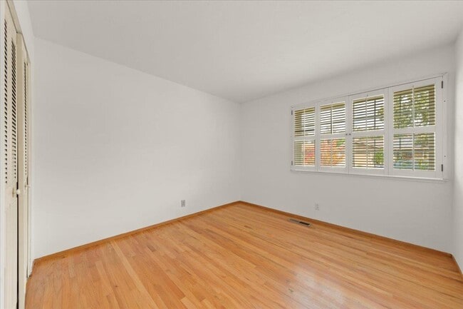 Building Photo - 1040 Fleetwood Dr