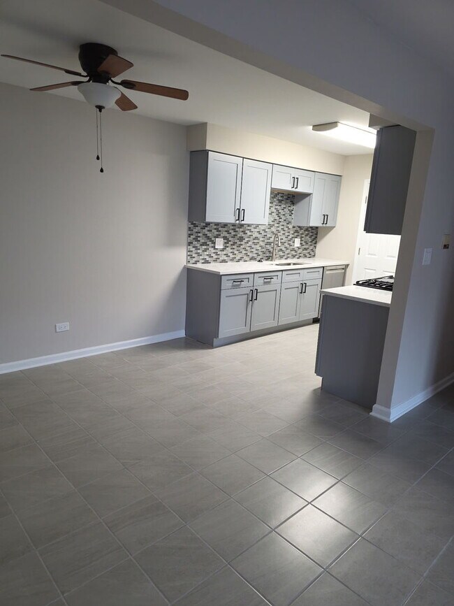 Building Photo - 412 E Bailey Rd