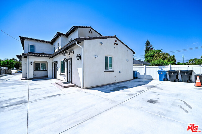 Building Photo - 2028 S Chapel Ave