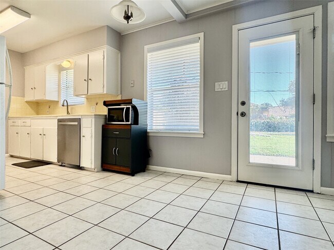 Building Photo - 1810 Mill Creek Dr