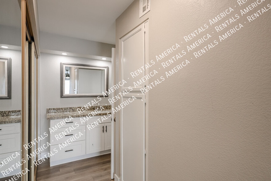 Building Photo - 700 E Mesquite Cir